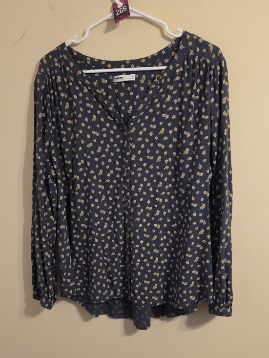 Sonoma Tops - Sonoma Dark Gray Floral V Neck Button Up Blouse. In EUC